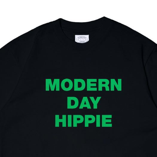 Pot Meets Pop Kaos Lengan Pendek - Modern Day Hippie Tee Black Fw25 - T'shirt